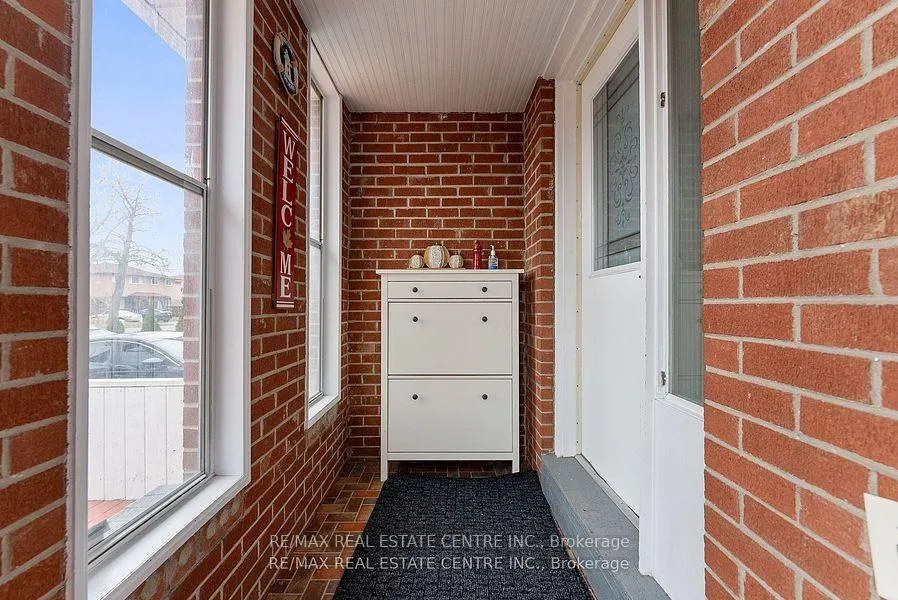Photo 3 of 383 Durham Court, Oshawa, Vanier — HOMEH