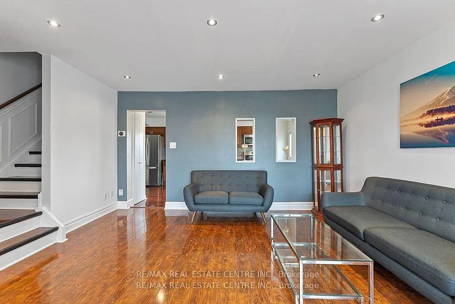 Photo 10 of 383 Durham Court, Oshawa, Vanier — HOMEH