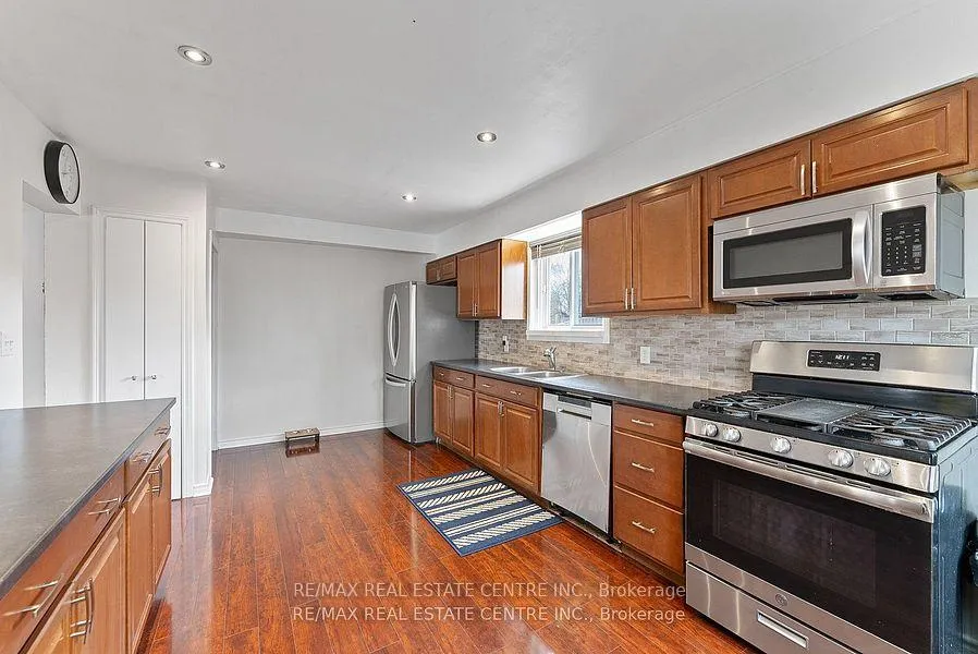 Photo 14 of 383 Durham Court, Oshawa, Vanier — HOMEH