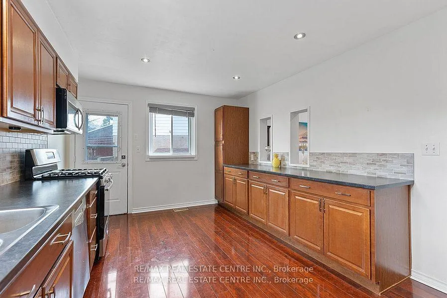 Photo 16 of 383 Durham Court, Oshawa, Vanier — HOMEH