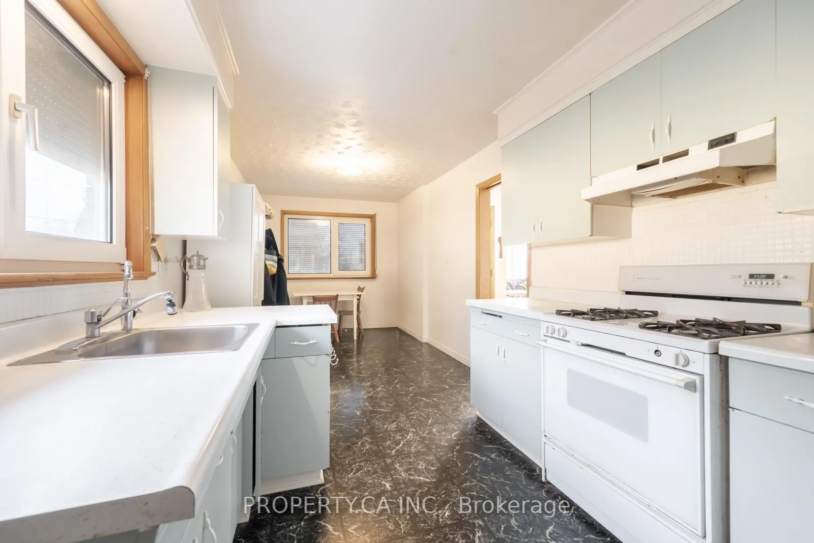Photo 12 of 371 Westmount Road E, Kitchener — HOMEH