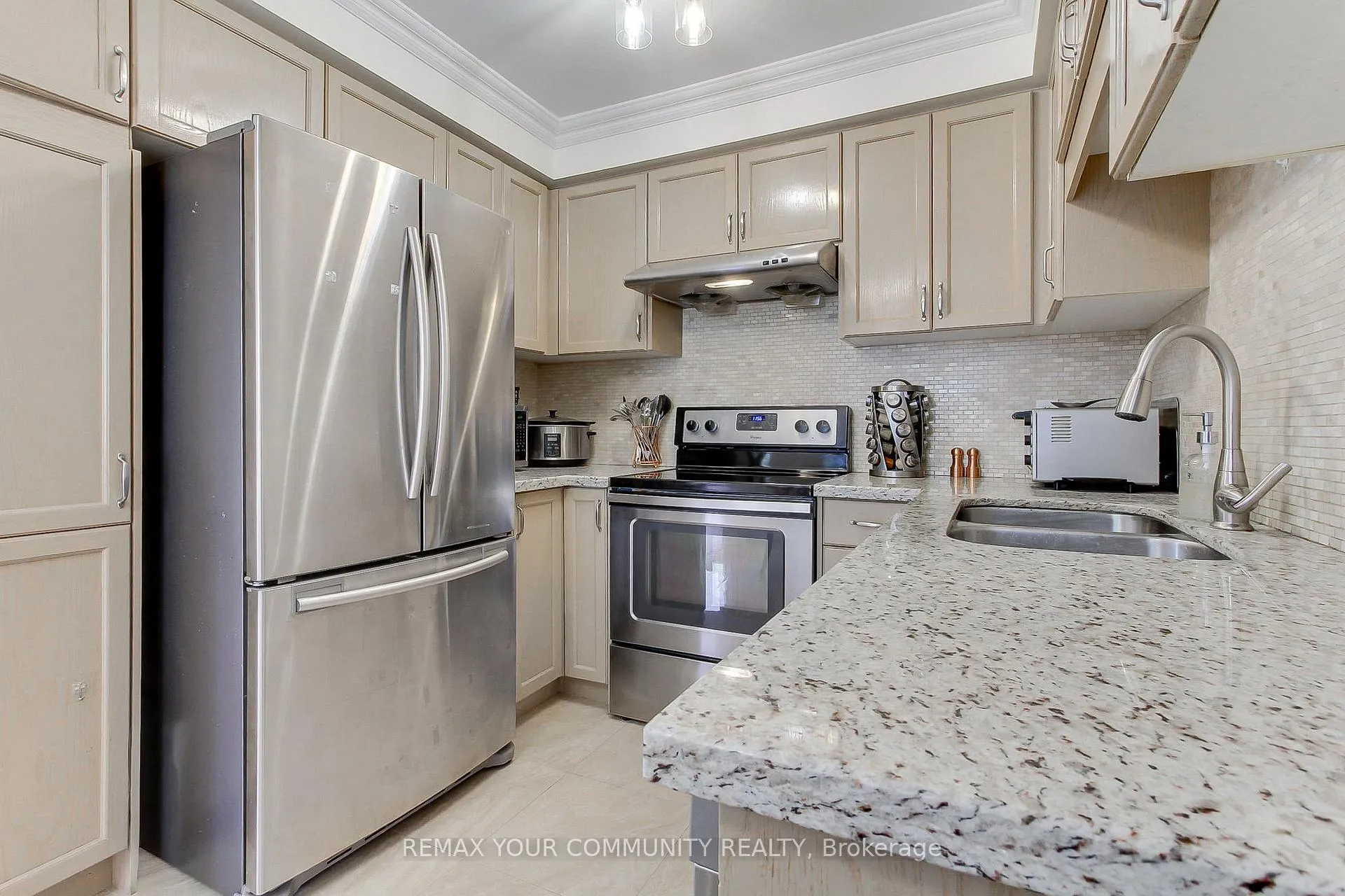 Photo 5 of 45 Harmony Road, Vaughan, Patterson — HOMEH