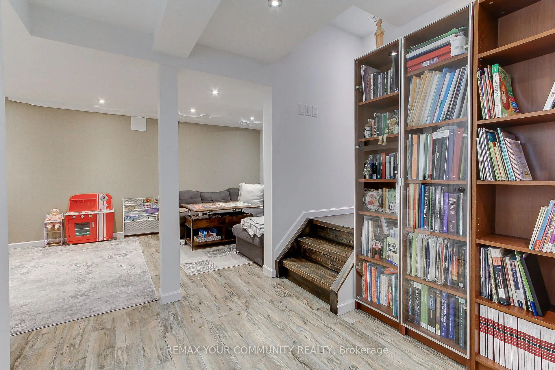 Photo 18 of 45 Harmony Road, Vaughan, Patterson — HOMEH
