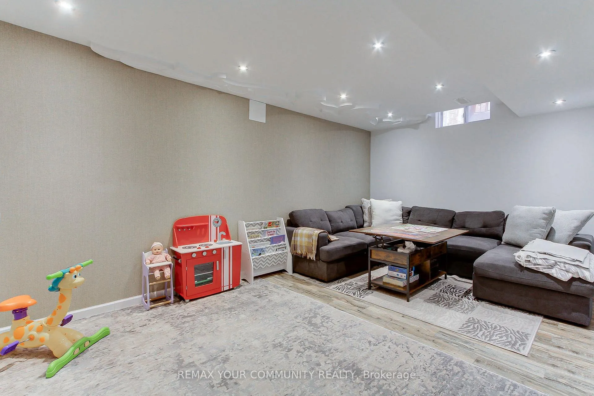 Photo 19 of 45 Harmony Road, Vaughan, Patterson — HOMEH