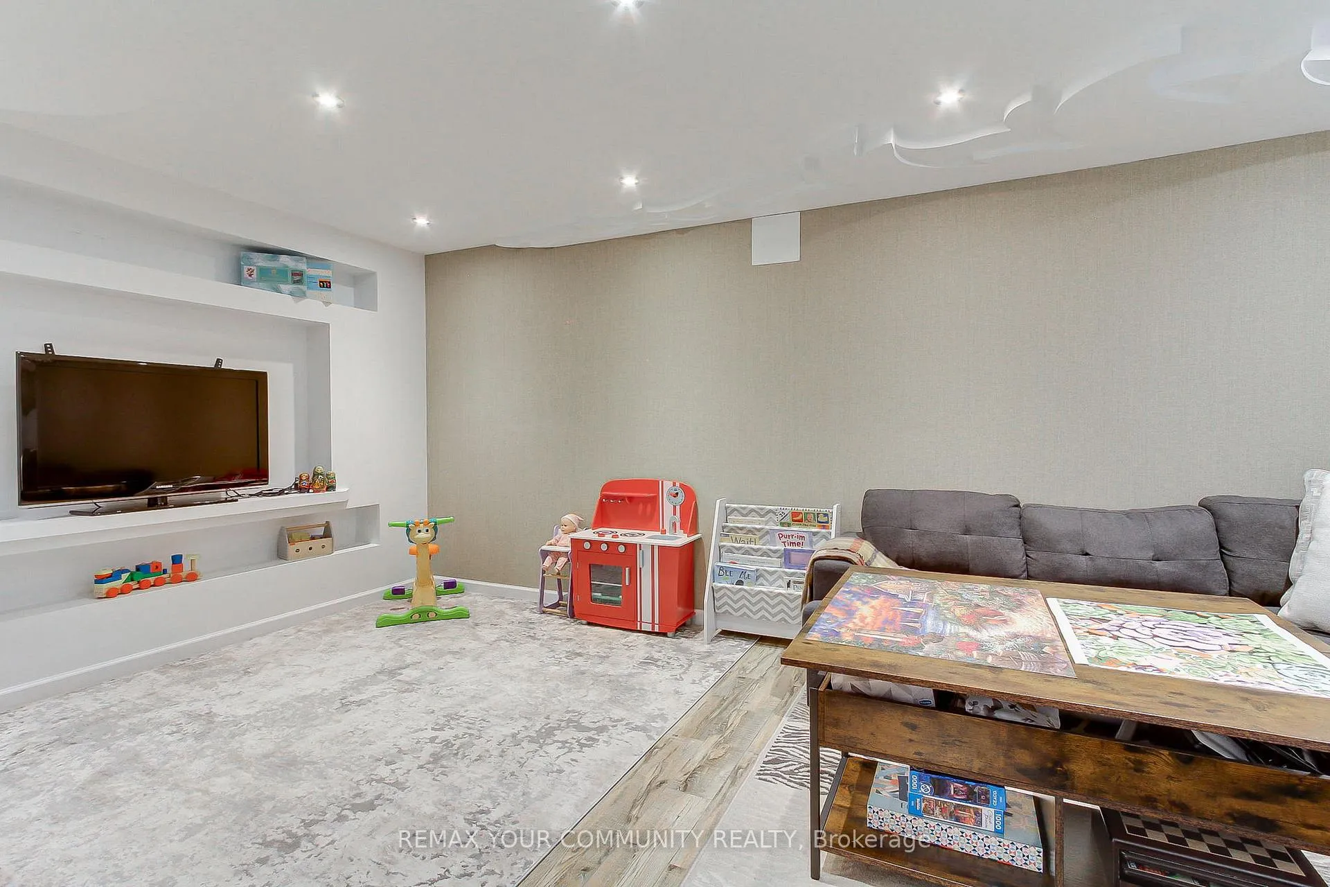 Photo 20 of 45 Harmony Road, Vaughan, Patterson — HOMEH