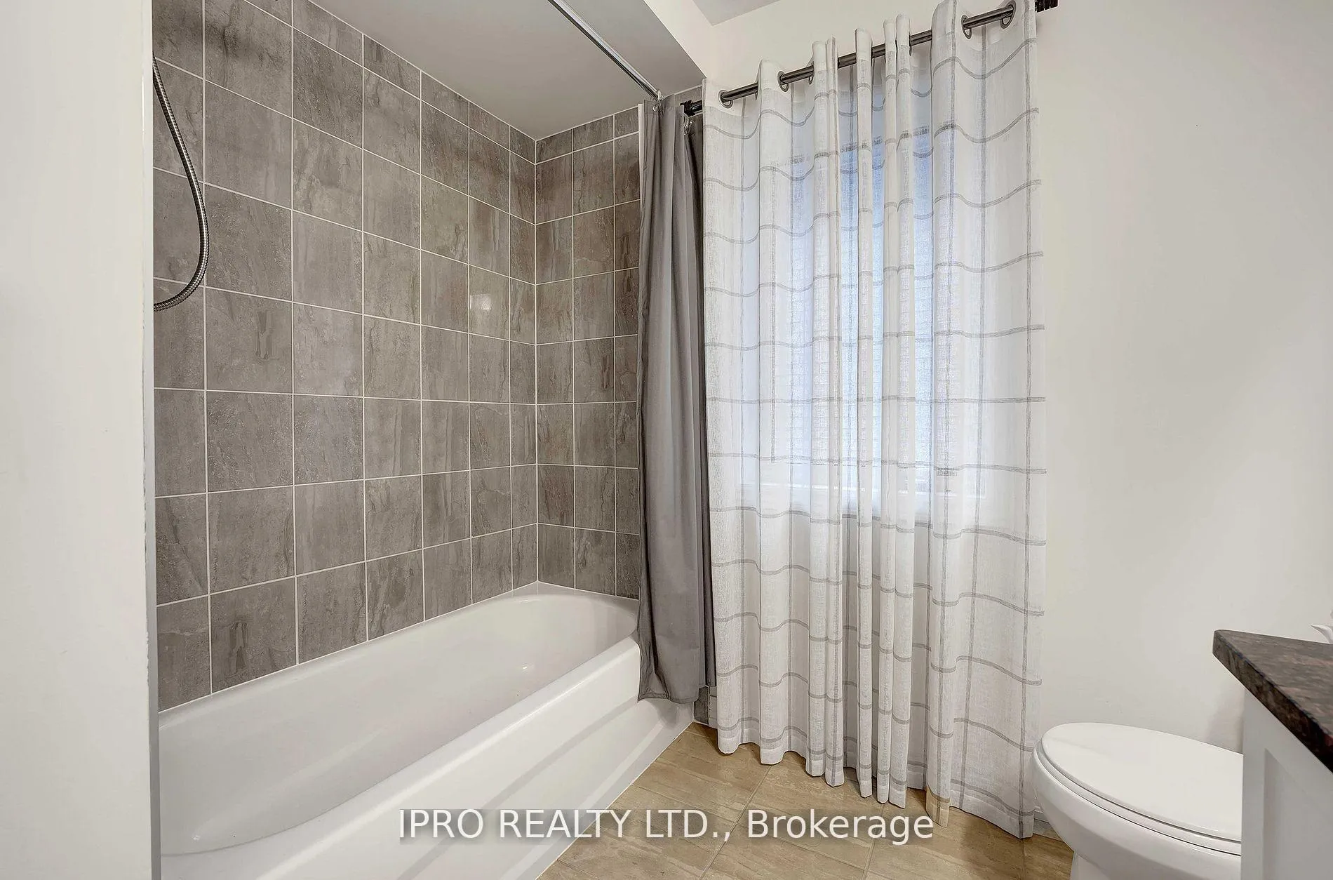 Photo 33 of 109 Auckland Drive, Whitby, Rural Whitby — HOMEH