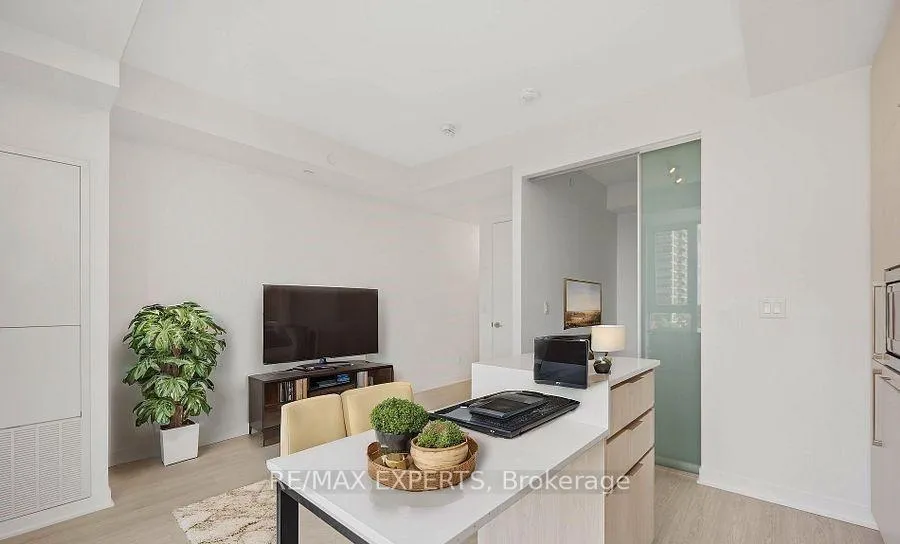 Photo 10 of Unit 709, 185 Alberta Avenue, Toronto, Oakwood Village — HOMEH
