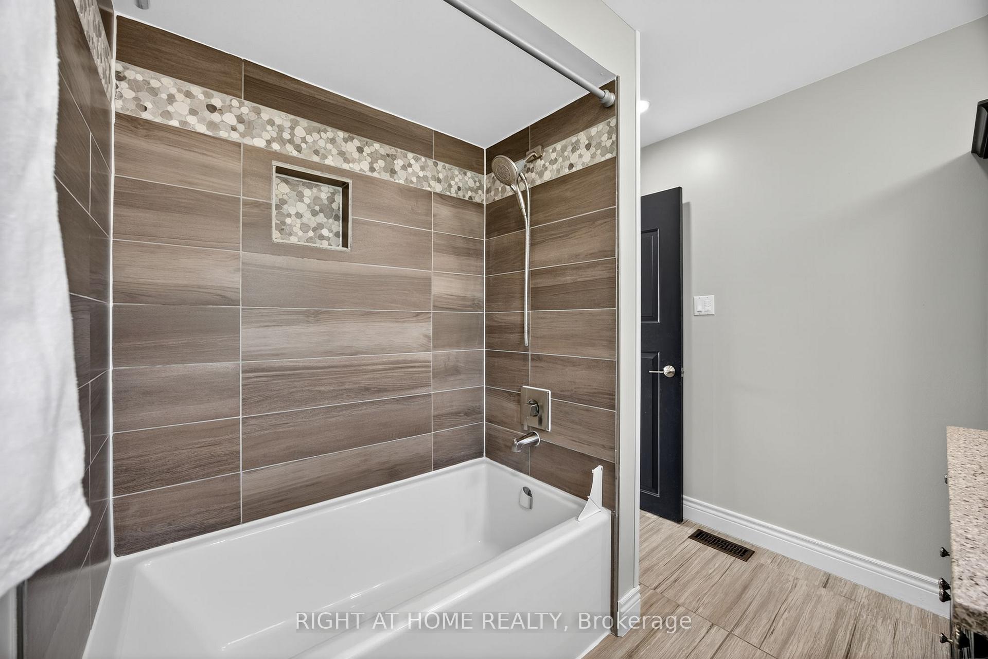 Photo 25 of 18 Amberview Drive, Georgina, Keswick South — HOMEH