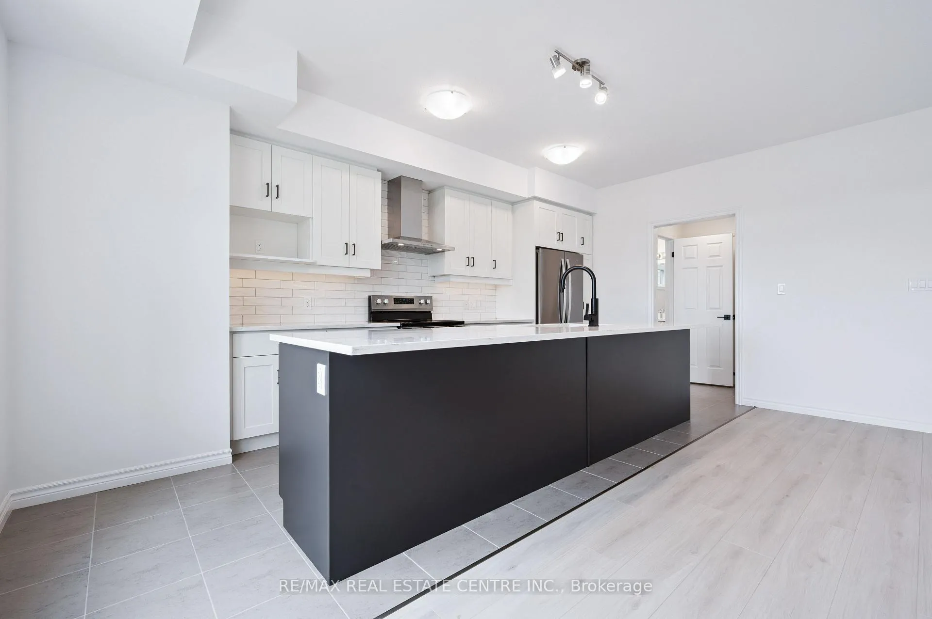Photo 8 of 90 Lomond Lane, Kitchener — HOMEH