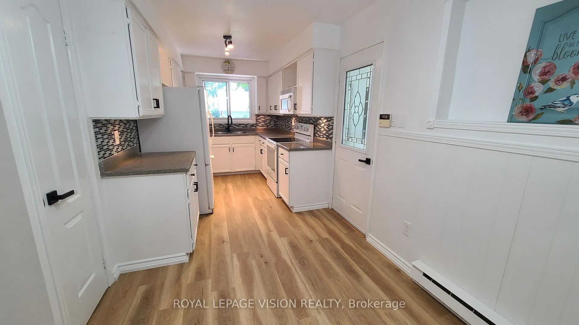 Photo 21 of 303 Beech Street W, Whitby, Downtown Whitby — HOMEH