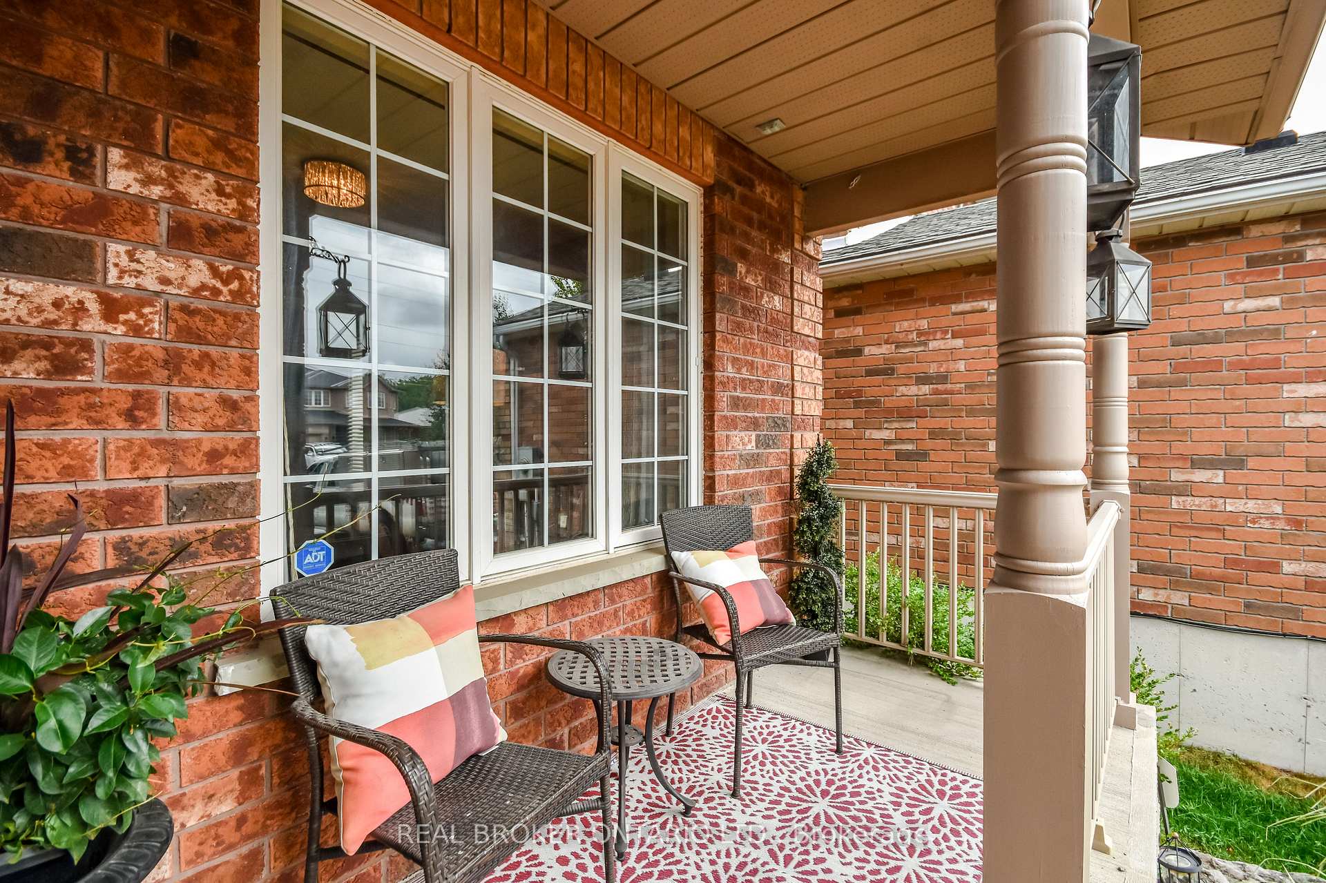 Photo 3 of 210 Pringle Drive, Barrie, Edgehill Drive — HOMEH