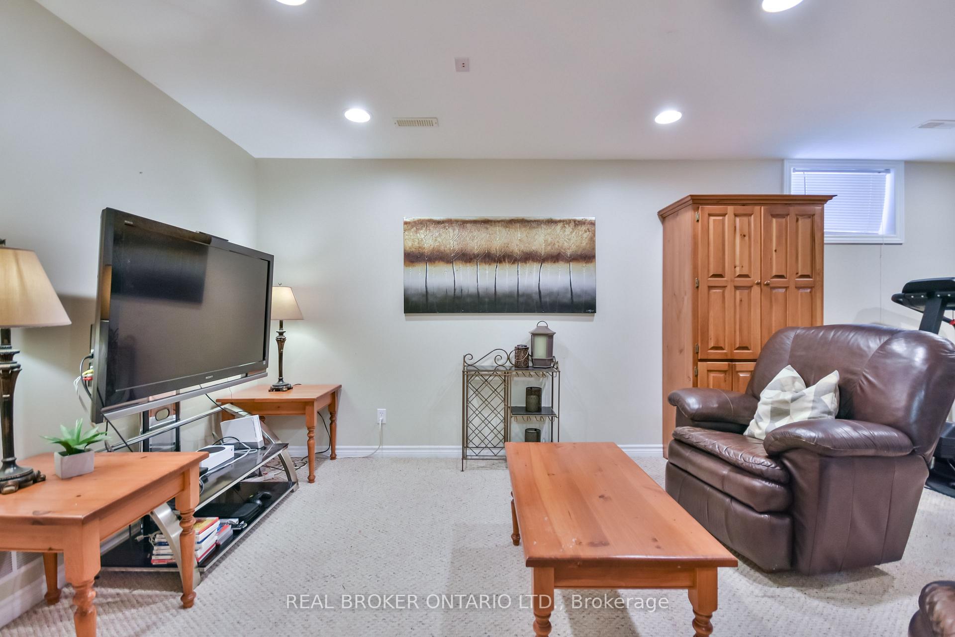 Photo 4 of 210 Pringle Drive, Barrie, Edgehill Drive — HOMEH