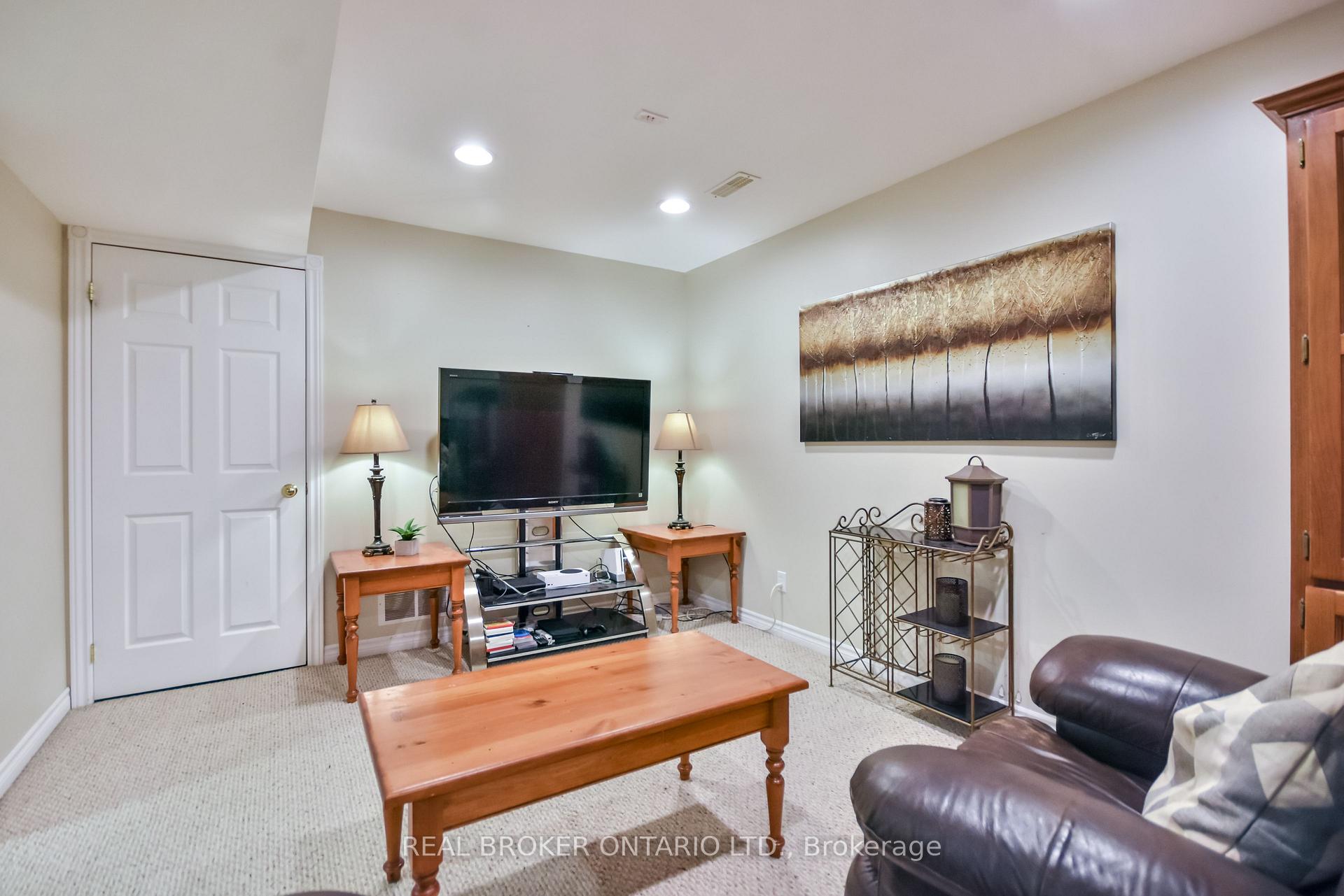 Photo 6 of 210 Pringle Drive, Barrie, Edgehill Drive — HOMEH