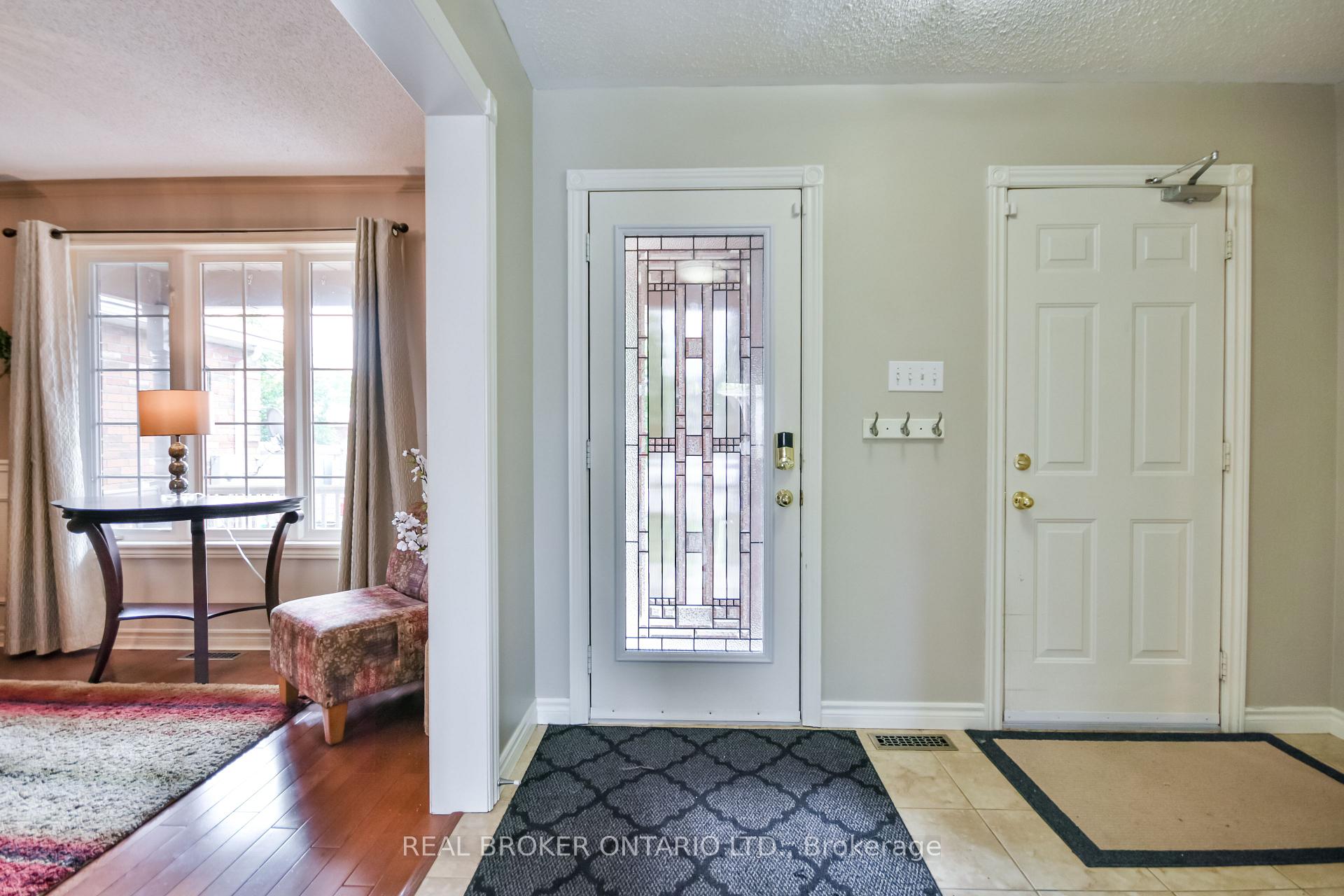 Photo 13 of 210 Pringle Drive, Barrie, Edgehill Drive — HOMEH