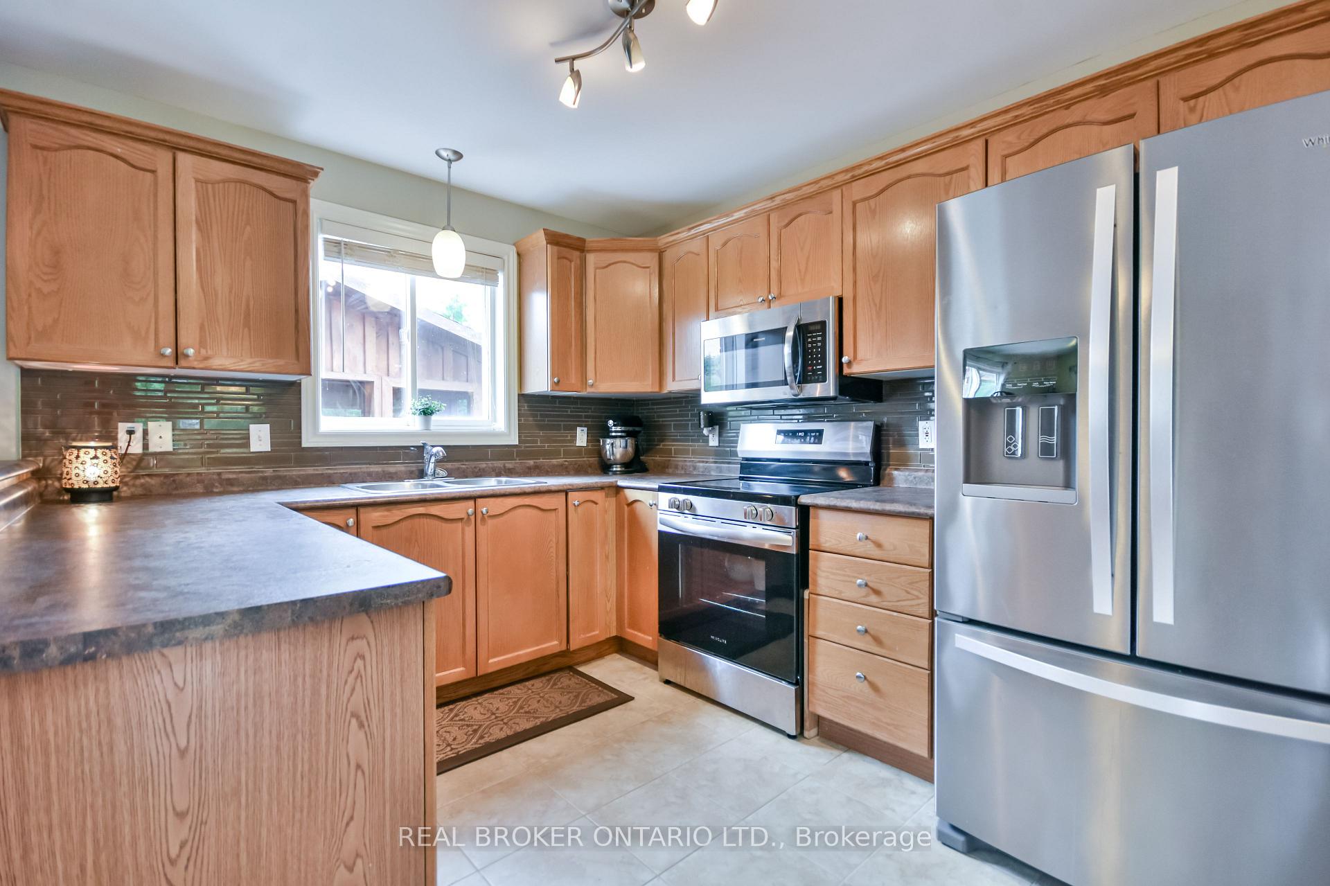 Photo 22 of 210 Pringle Drive, Barrie, Edgehill Drive — HOMEH
