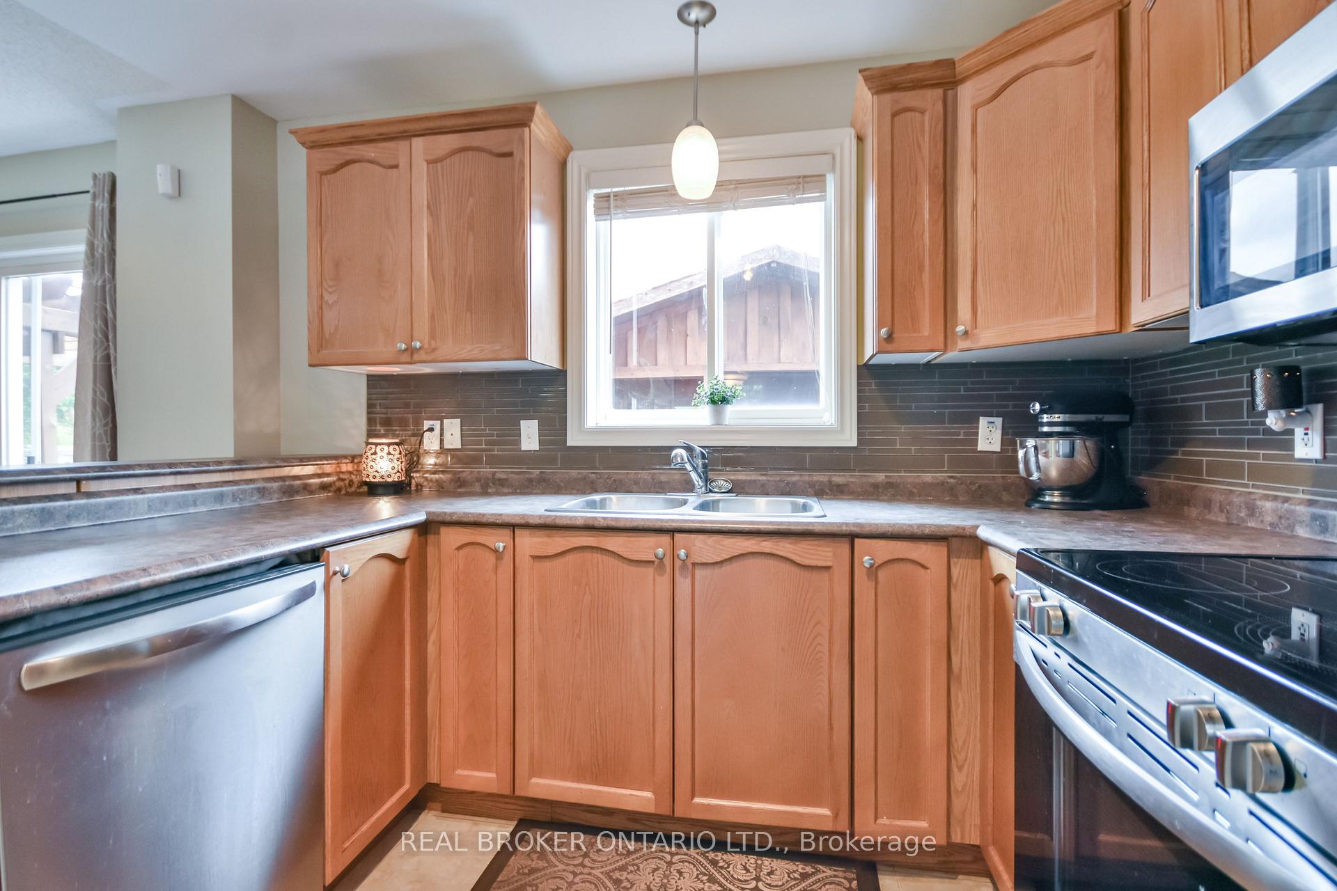 Photo 24 of 210 Pringle Drive, Barrie, Edgehill Drive — HOMEH