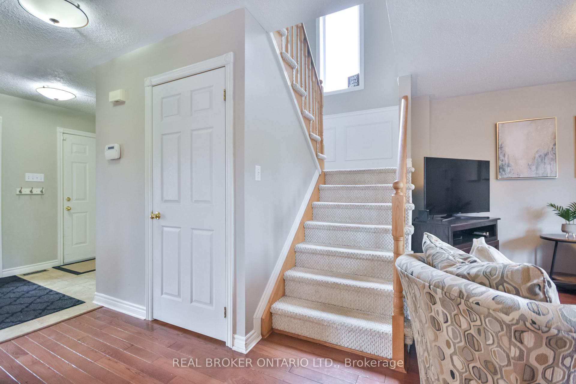 Photo 26 of 210 Pringle Drive, Barrie, Edgehill Drive — HOMEH