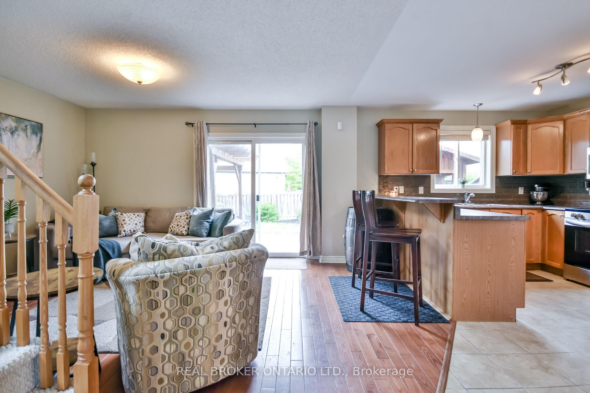 Photo 27 of 210 Pringle Drive, Barrie, Edgehill Drive — HOMEH