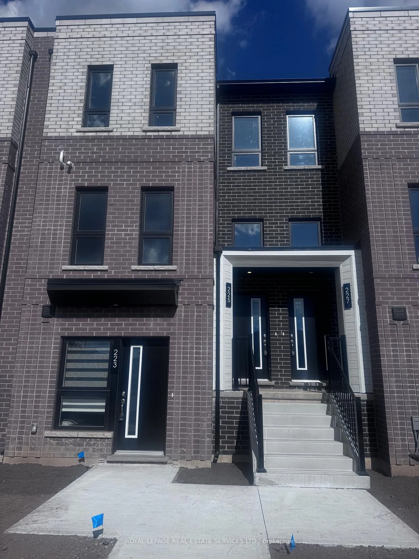Photo 2 of 227 Burke Street, Hamilton, Waterdown — HOMEH