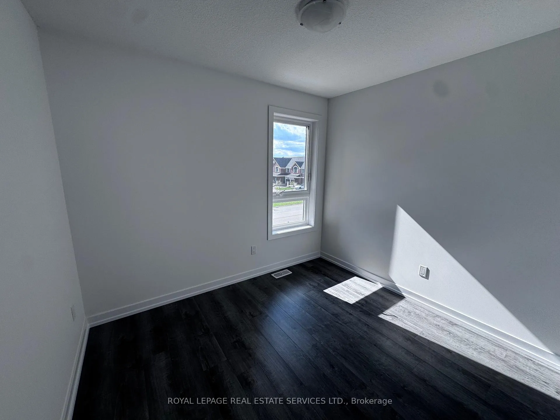 Photo 11 of 227 Burke Street, Hamilton, Waterdown — HOMEH