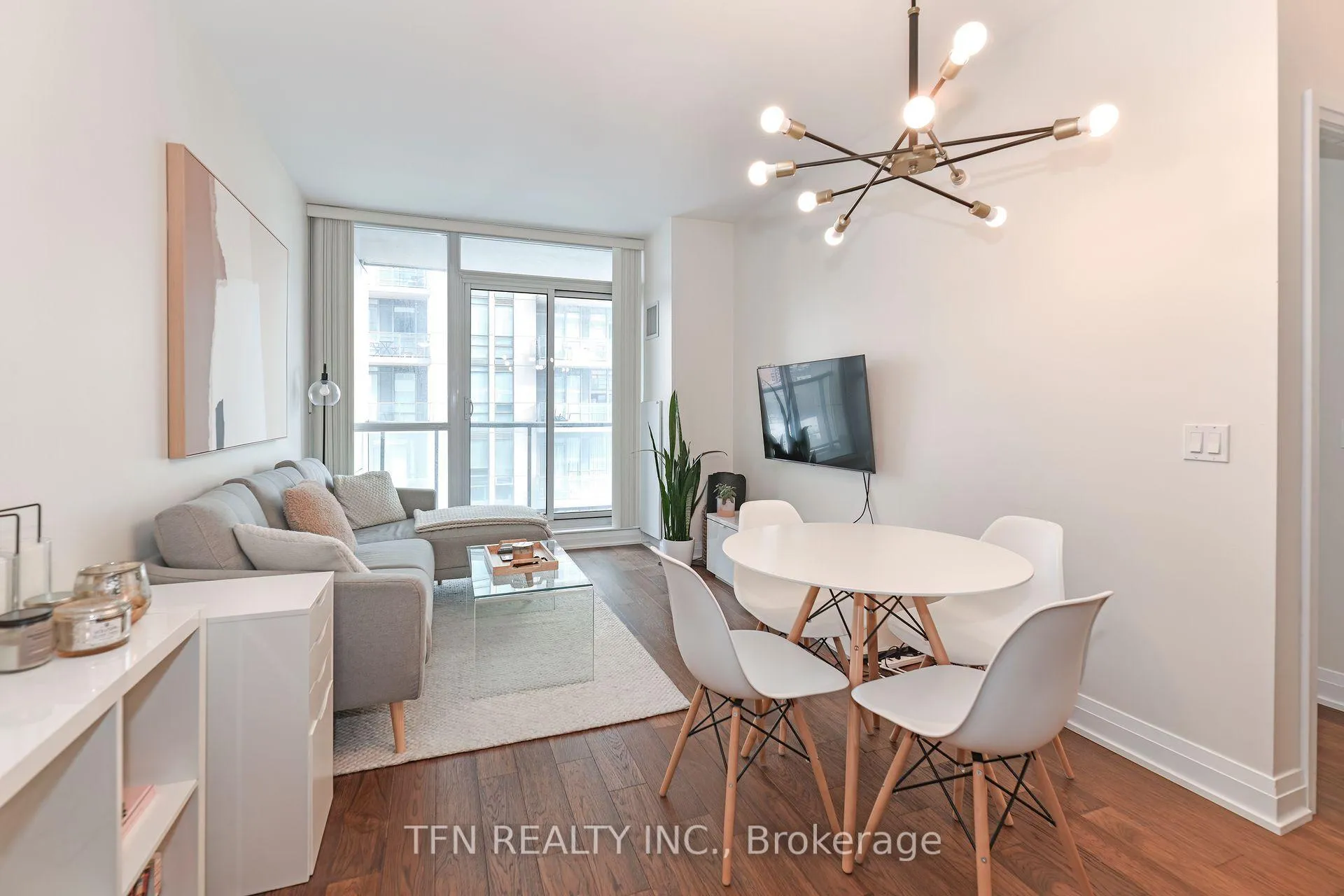 Photo 5 of Unit 1605, 530 St Clair Avenue W, Toronto, Humewood-Cedarvale — HOMEH