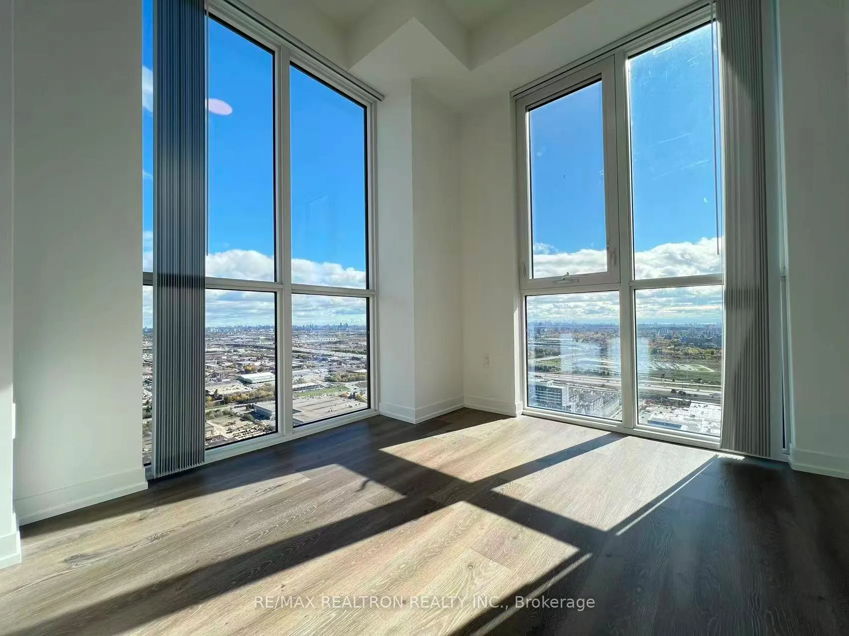 Photo 14 of Unit 4610, 28 Interchange Way, Vaughan, Vaughan Corporate Centre — HOMEH