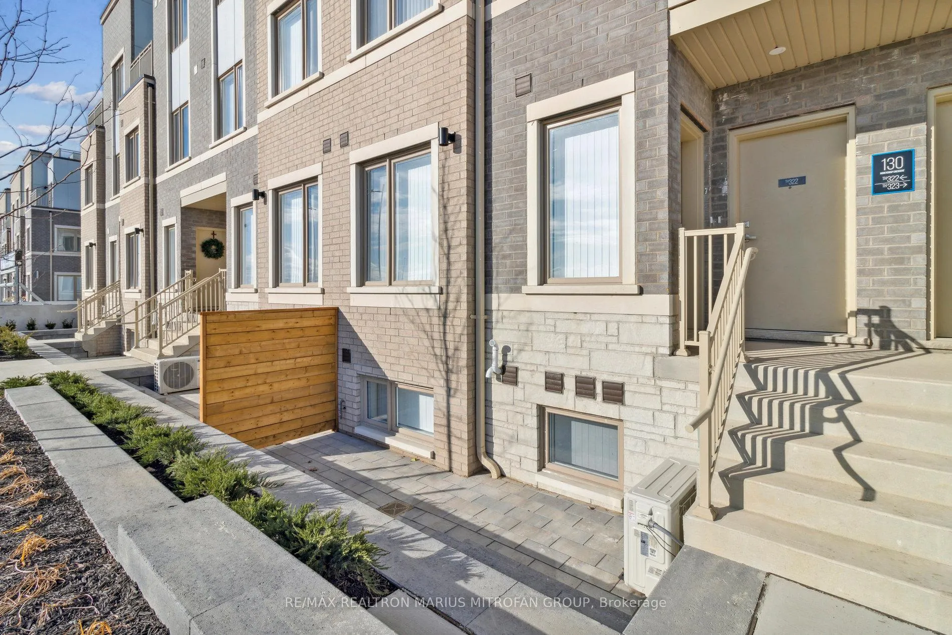 Photo 4 of Unit TH 321, 130 Honeycrisp Crescent, Vaughan, Vaughan Corporate Centre — HOMEH