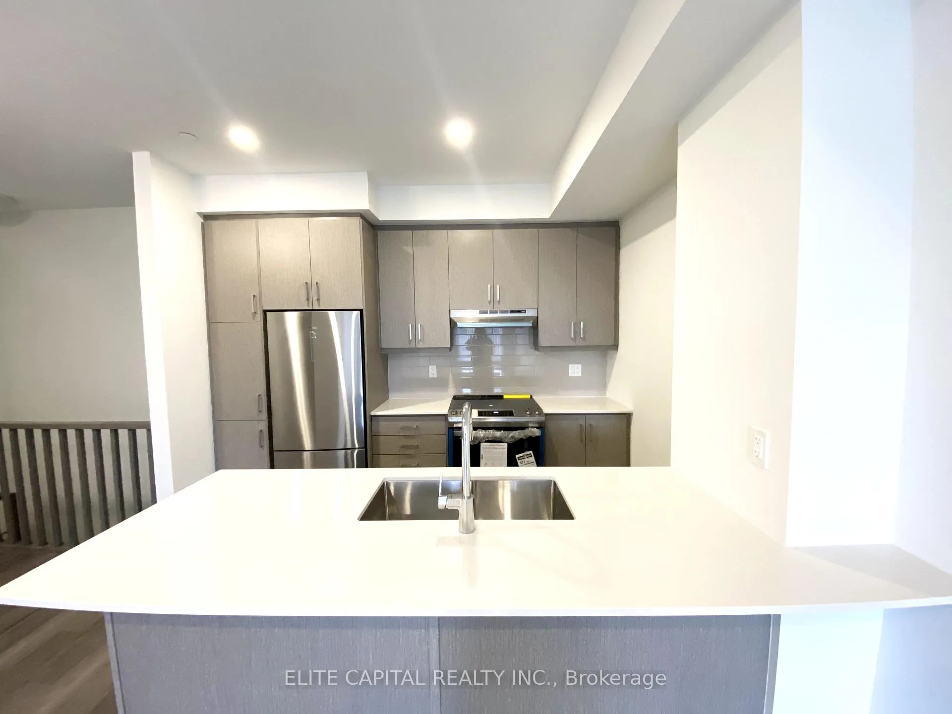 Photo 3 of Unit TH 332, 100 Honeycrisp Crescent, Vaughan, Concord — HOMEH