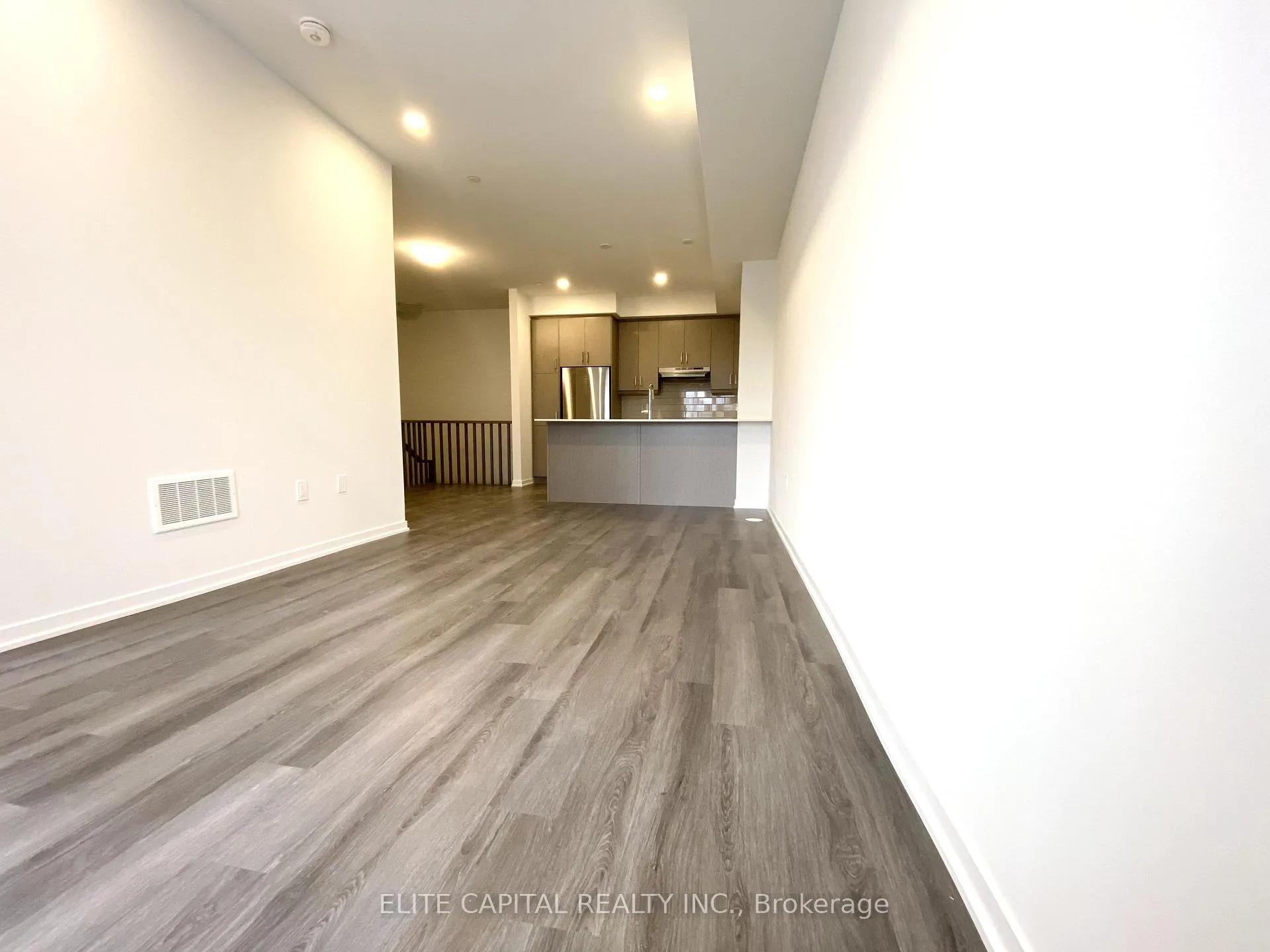 Photo 4 of Unit TH 332, 100 Honeycrisp Crescent, Vaughan, Concord — HOMEH