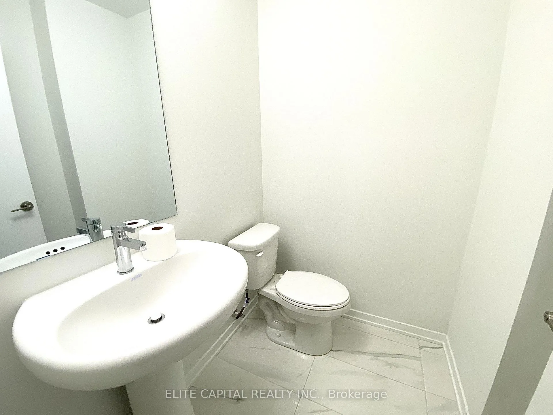 Photo 5 of Unit TH 332, 100 Honeycrisp Crescent, Vaughan, Concord — HOMEH