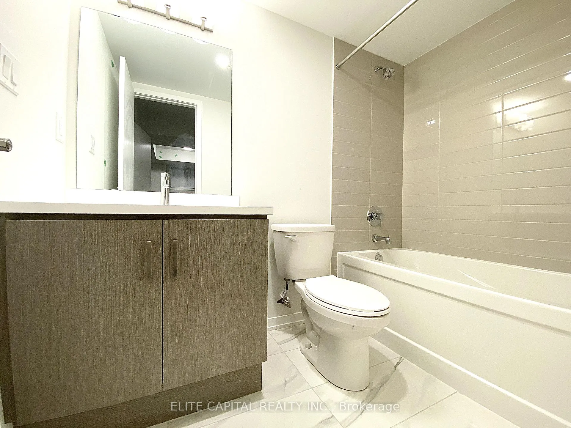 Photo 8 of Unit TH 332, 100 Honeycrisp Crescent, Vaughan, Concord — HOMEH