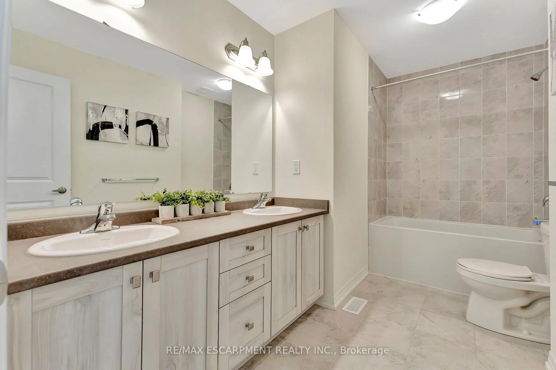Photo 22 of 7 Freedom Crescent, Hamilton, Mount Hope — HOMEH