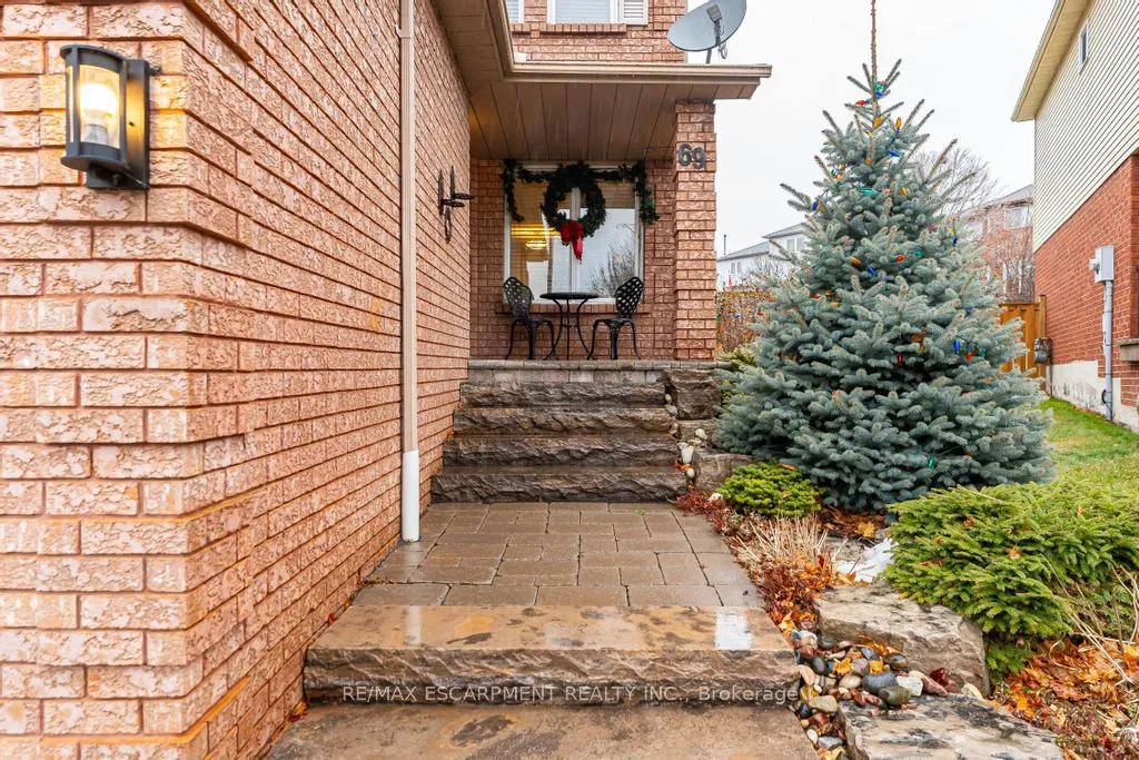 Photo 2 of 69 Vail Meadows Crescent, Clarington, Bowmanville — HOMEH