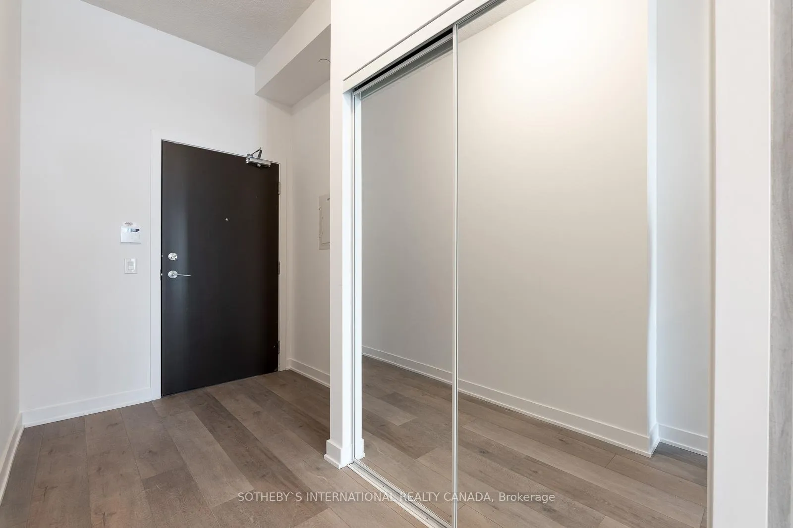 Photo 2 of Unit 501, 38 Honeycrisp Crescent, Vaughan, Vaughan Corporate Centre — HOMEH