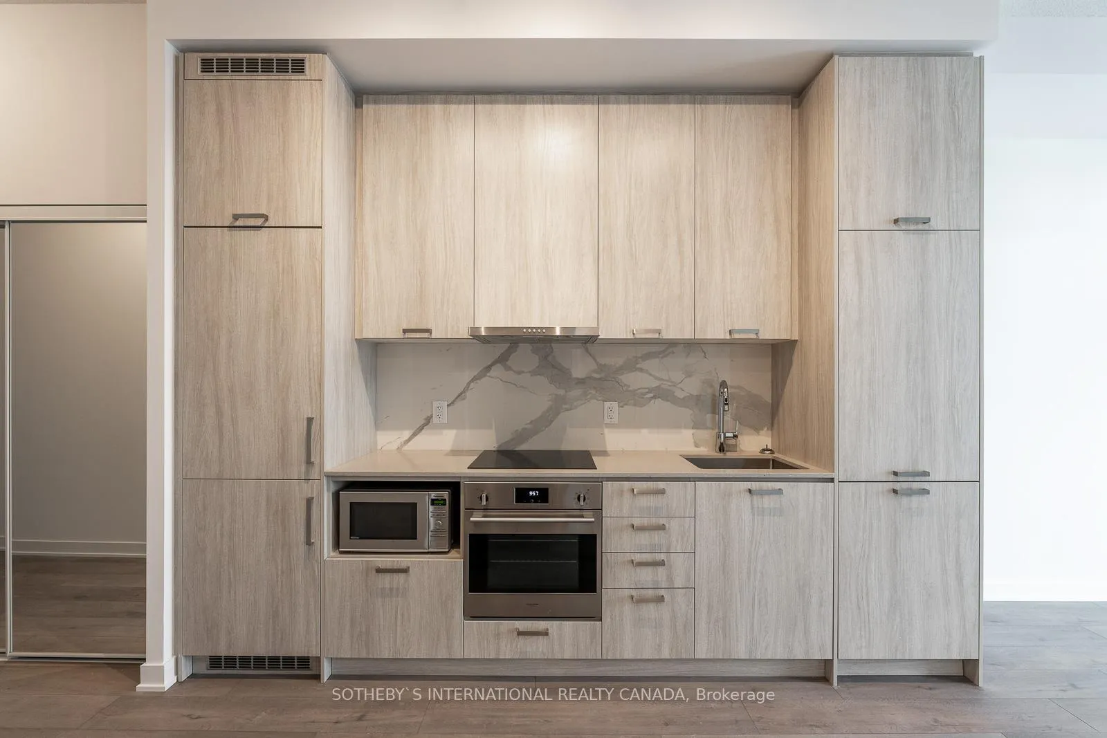 Photo 5 of Unit 501, 38 Honeycrisp Crescent, Vaughan, Vaughan Corporate Centre — HOMEH