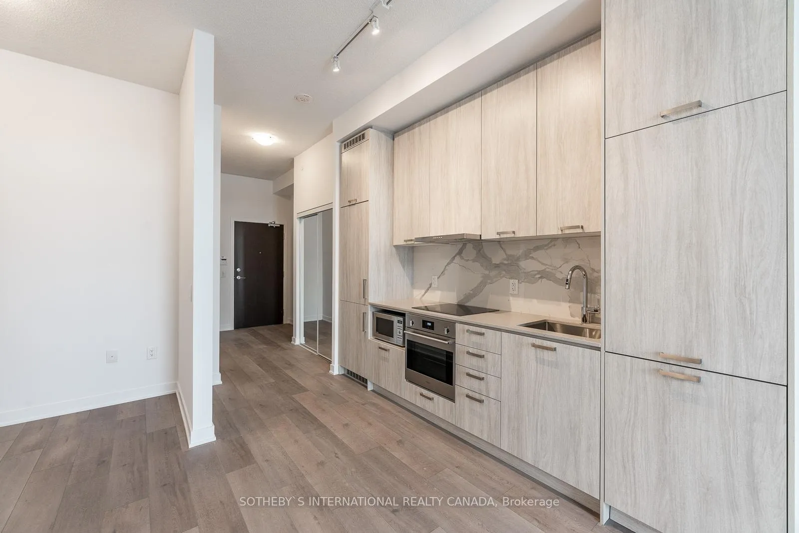 Photo 6 of Unit 501, 38 Honeycrisp Crescent, Vaughan, Vaughan Corporate Centre — HOMEH