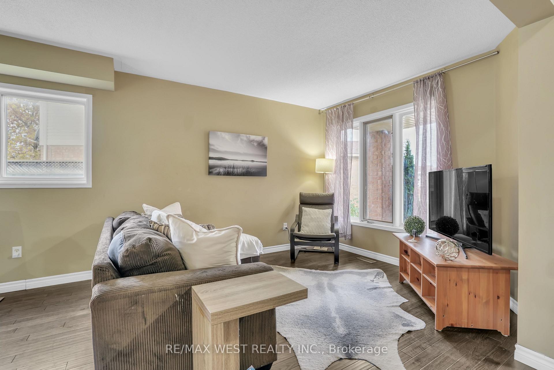 Photo 2 of 130 Pickett Crescent, Barrie, Painswick North — HOMEH