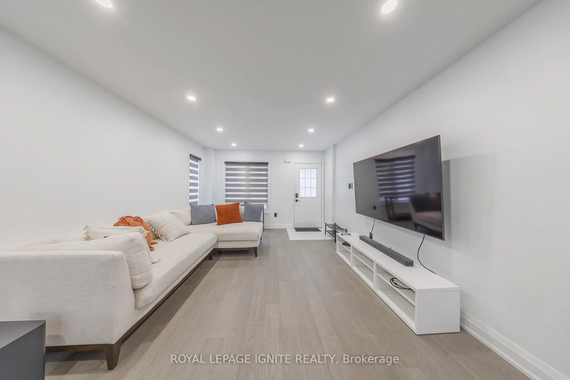 Photo 10 of 59 Prince Charles Way, Markham, Berczy — HOMEH