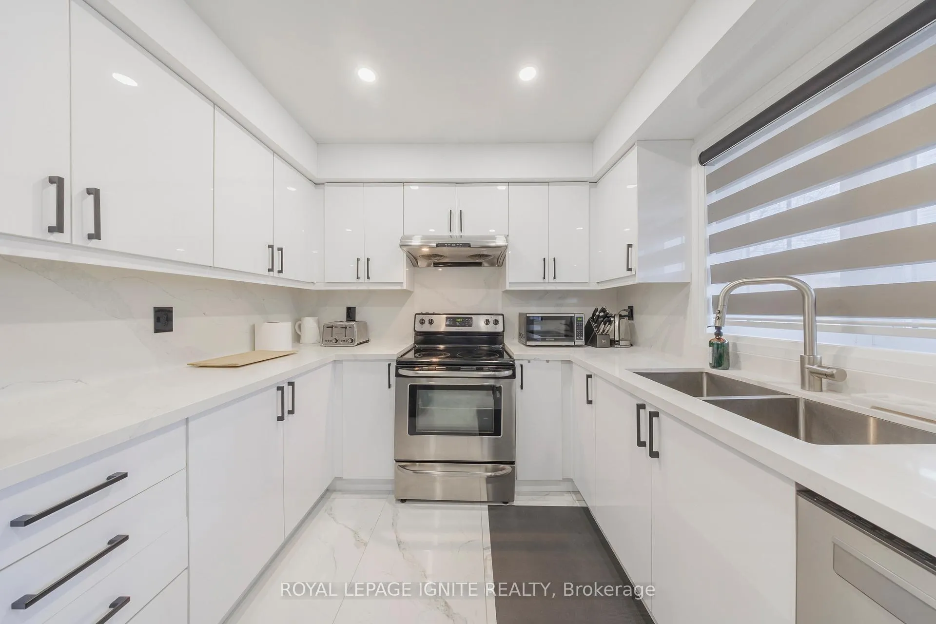 Photo 18 of 59 Prince Charles Way, Markham, Berczy — HOMEH
