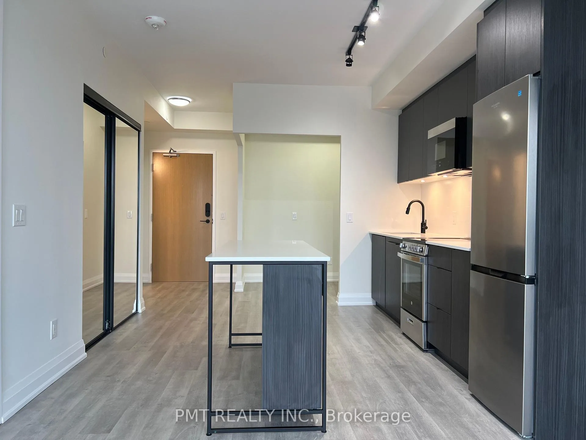 Photo 4 of Unit 907, 2369 Danforth Avenue, Toronto, East End-Danforth — HOMEH