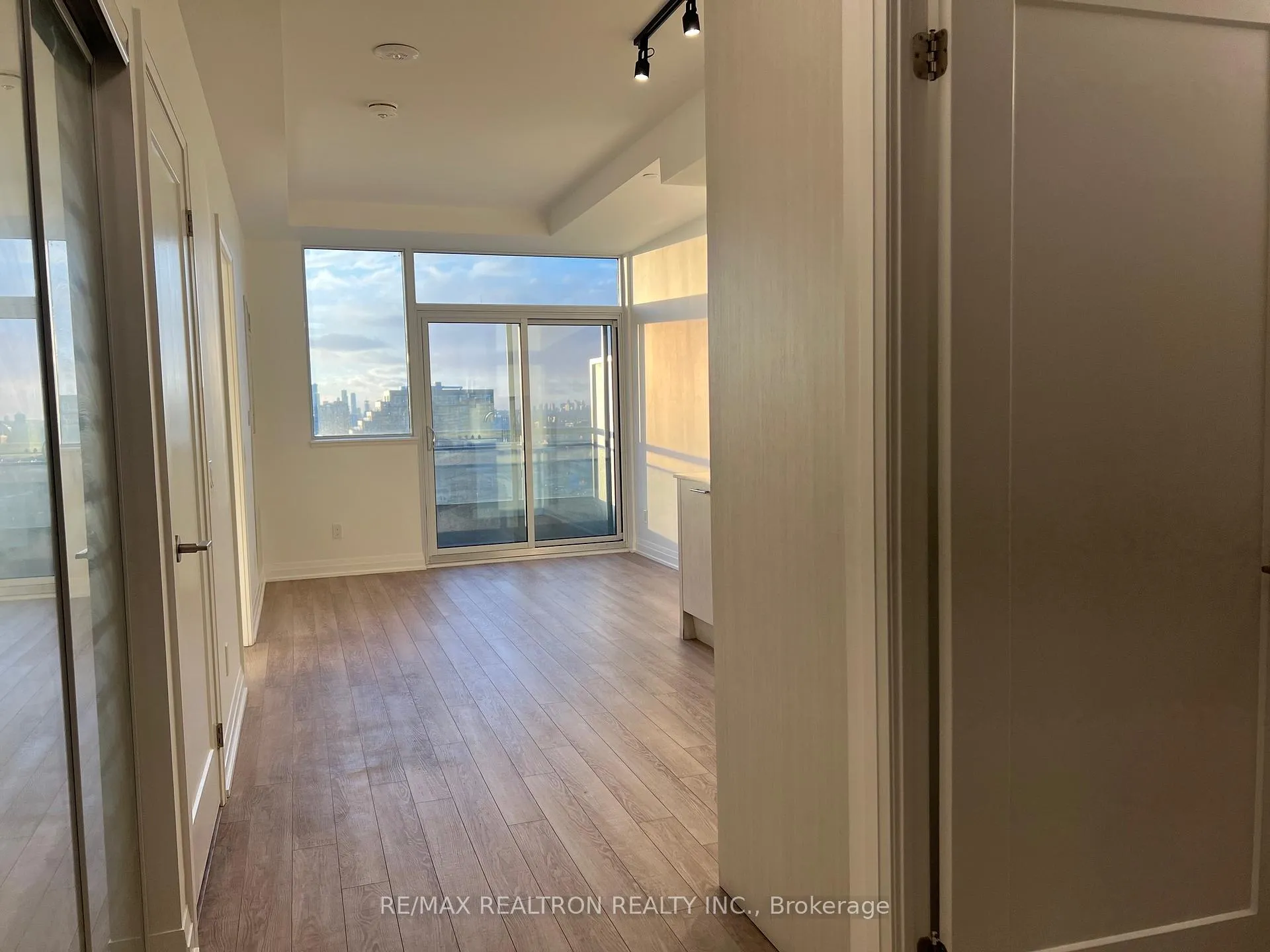 Photo 9 of Unit 817, 286 Main Street, Toronto, East End-Danforth — HOMEH