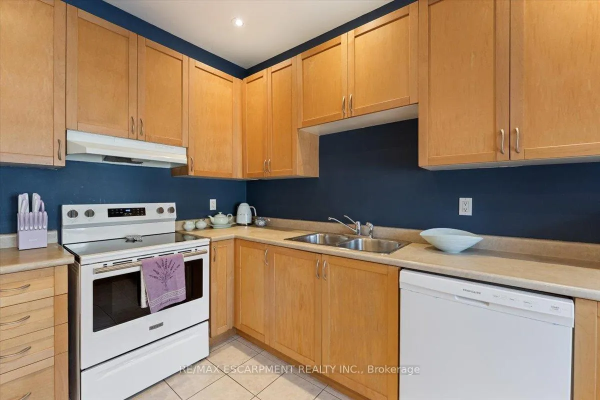 Photo 14 of Unit 6, 100 Beddoe Drive, Hamilton, Chedoke Park — HOMEH