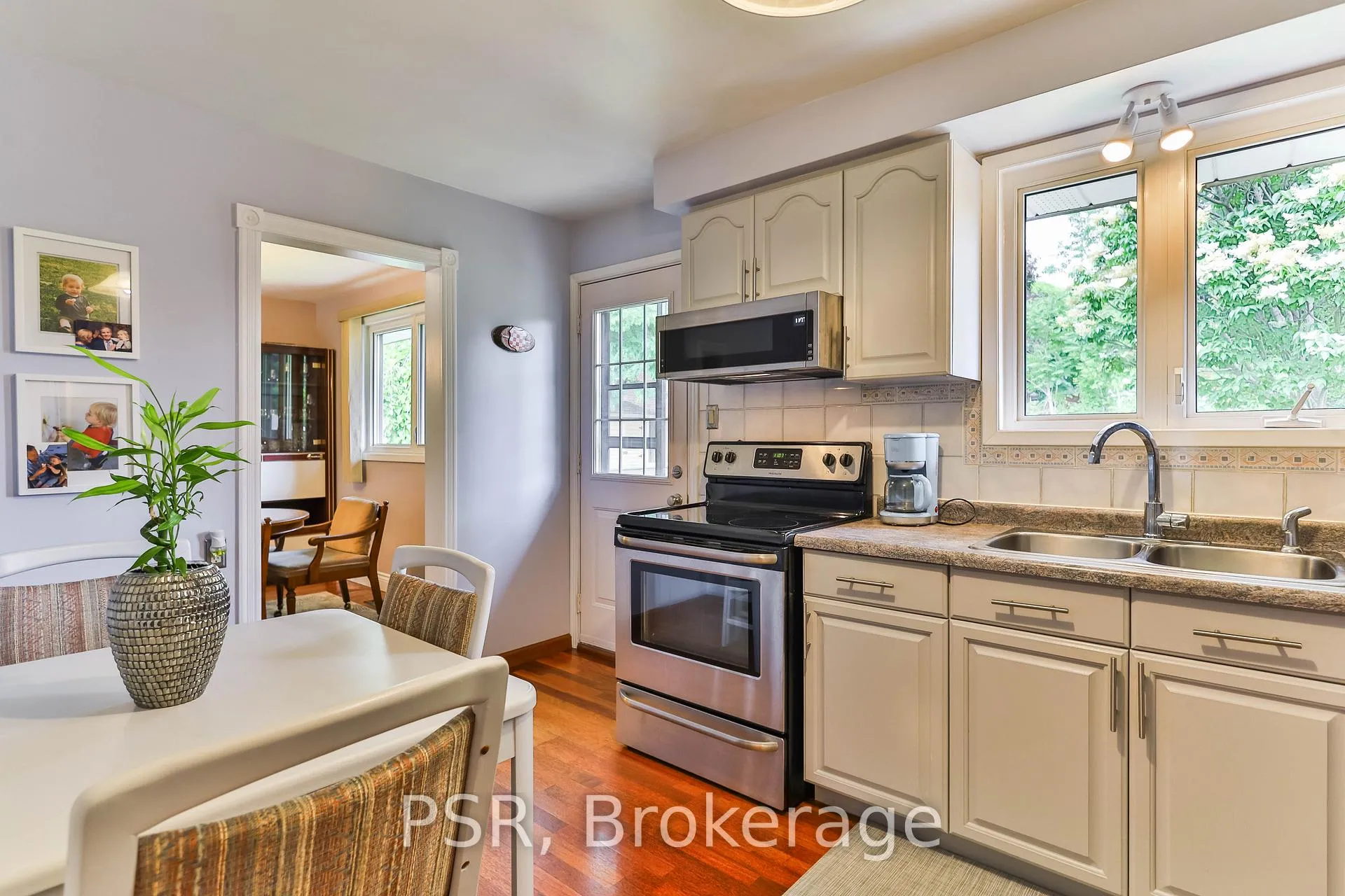Photo 4 of 16 Colmar Place, Hamilton, Dundas — HOMEH