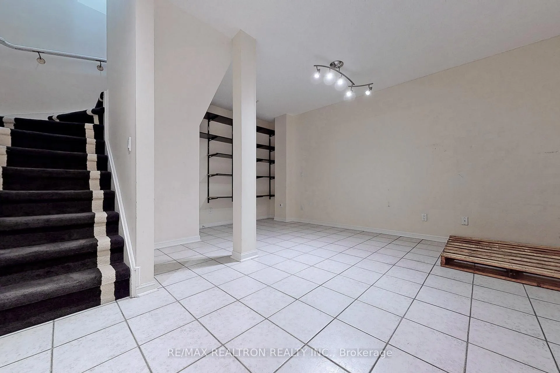 Photo 29 of Unit 7, 2 Cox Boulevard, Markham, Unionville — HOMEH