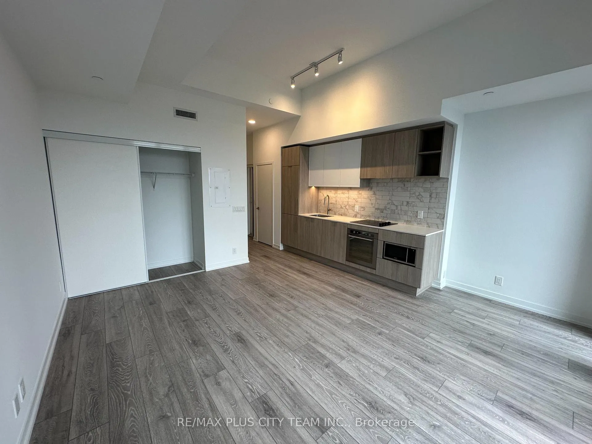Photo 4 of Unit PH11, 2020 Bathurst Street, Toronto, Humewood-Cedarvale — HOMEH