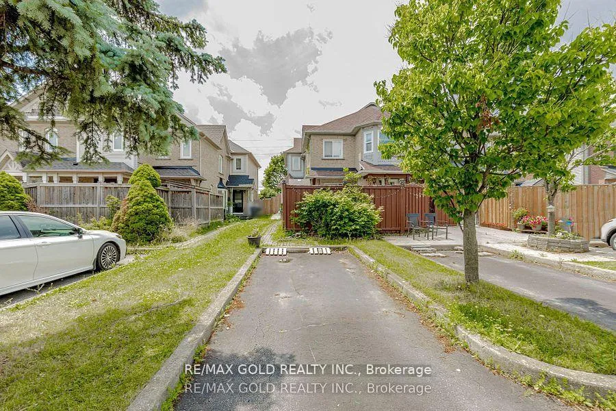 Front of 139 Chipmunk Crescent