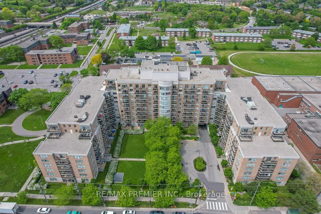 Front of Unit 639, 650 Lawrence Avenue