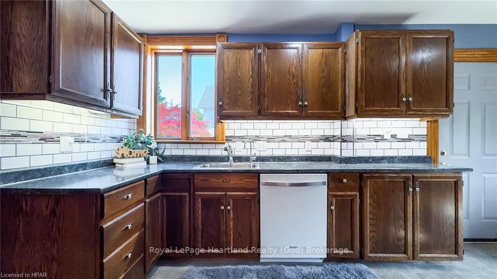 Photo 14 of 123 Elgin Avenue W, Goderich, Goderich (Town) — HOMEH