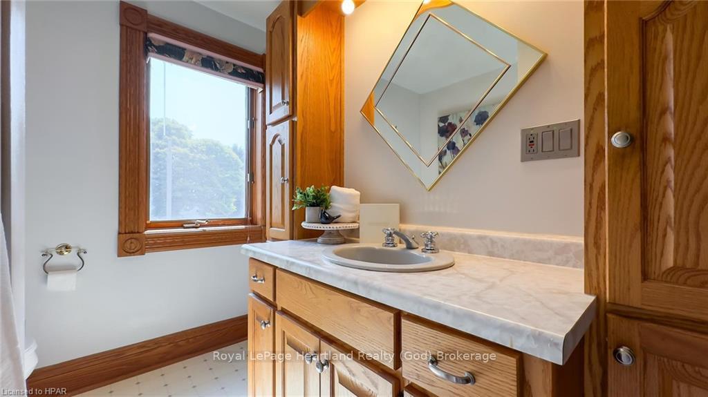 Photo 26 of 123 Elgin Avenue W, Goderich, Goderich (Town) — HOMEH