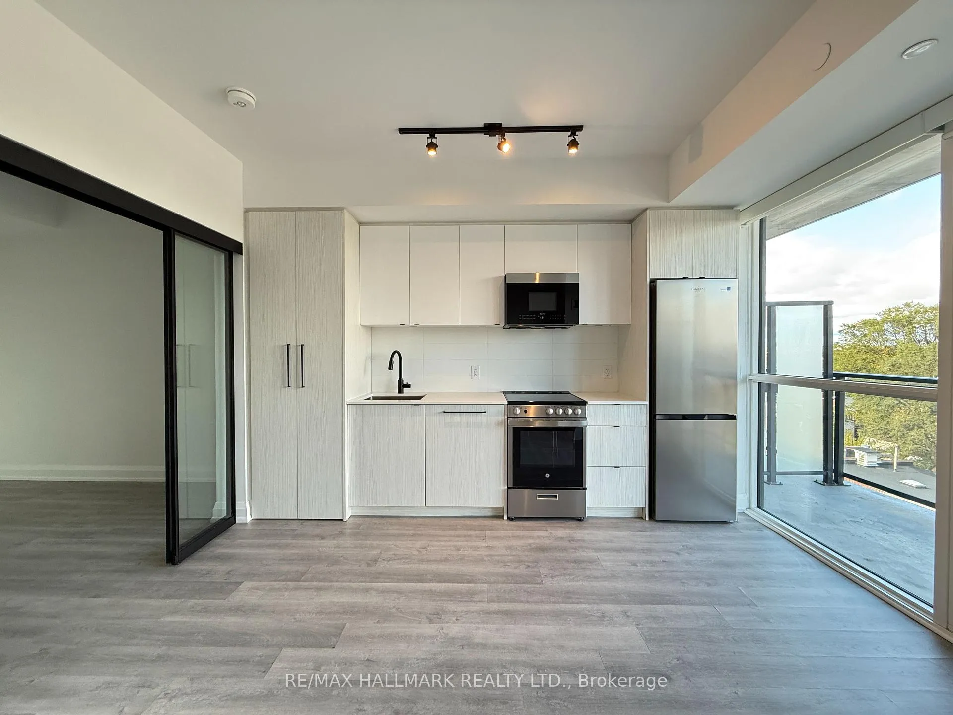 Photo 4 of Unit 606, 2369 Danforth Avenue, Toronto, East End-Danforth — HOMEH